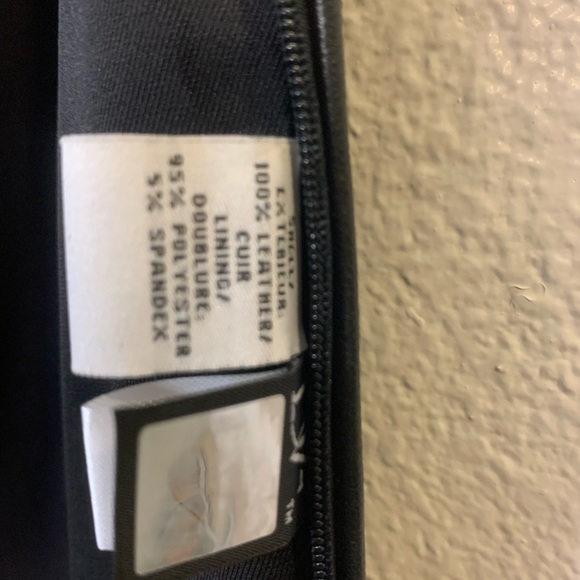 Diane Von Furstenberg black leather size 6. Leather is butter soft. Sides zip - Picture 2 of 6